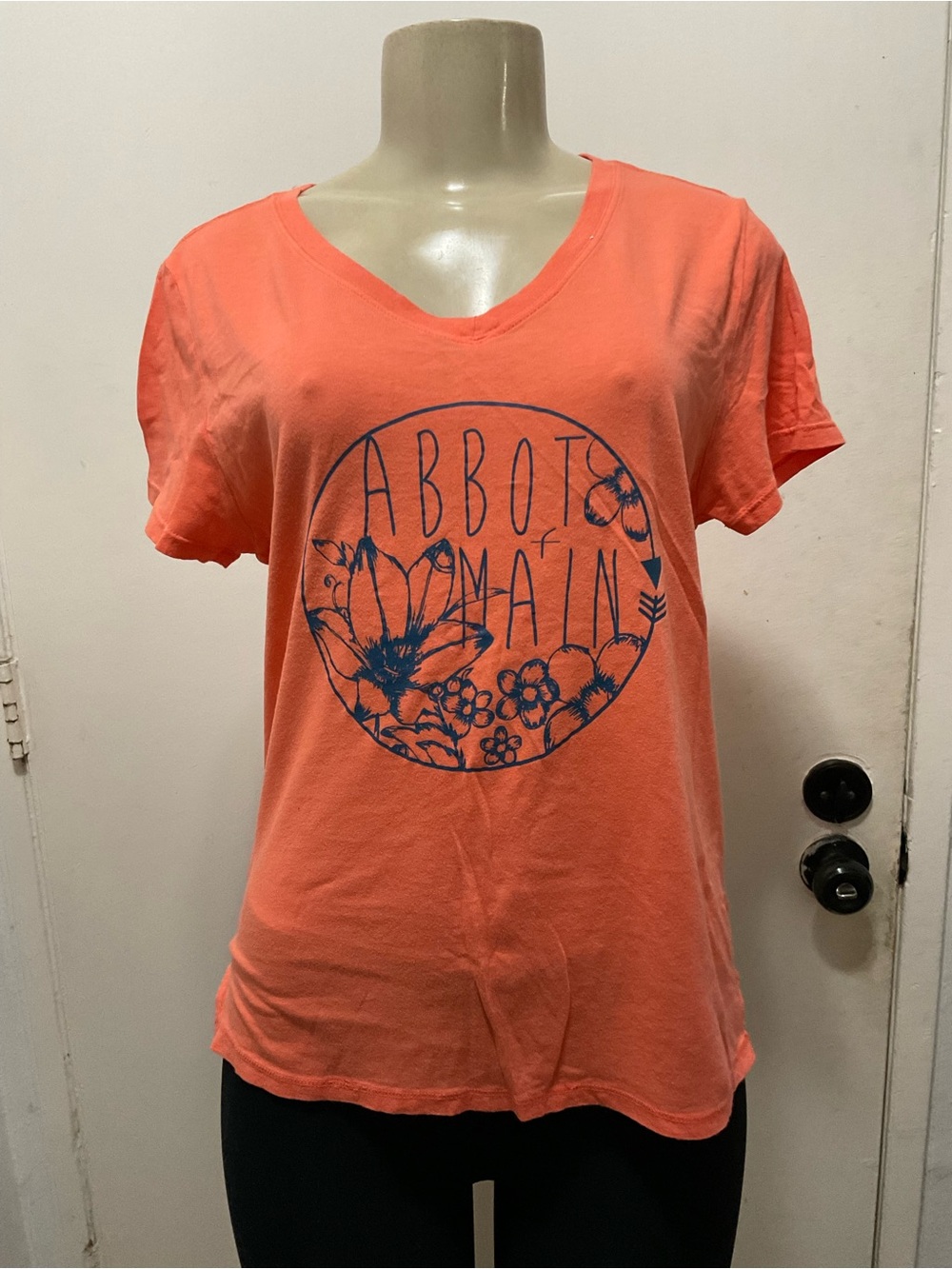 Abbot Main women’s orange V-Neck Floral Graphic Tee size L